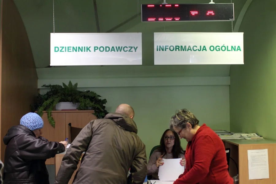 Dress code w ZUS nie zakazuje czarnego stroju lecz jedynie wskazuje, że preferowany jest strój biały lub zbliżony.