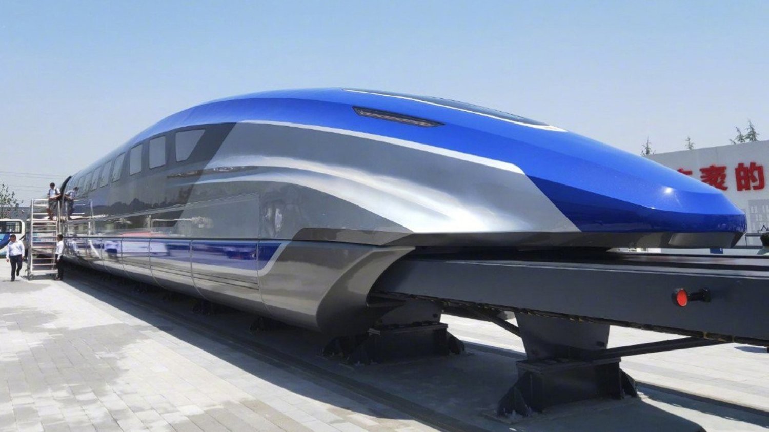 Pociąg chińskiej lewitującej kolei magnetycznej Maglev.