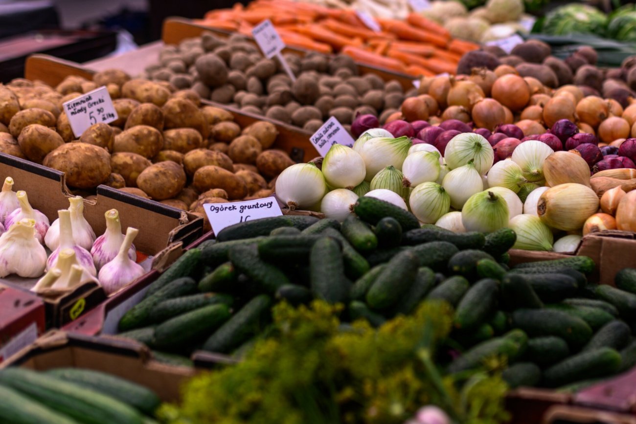Stoisko z warzywami na bazarze.