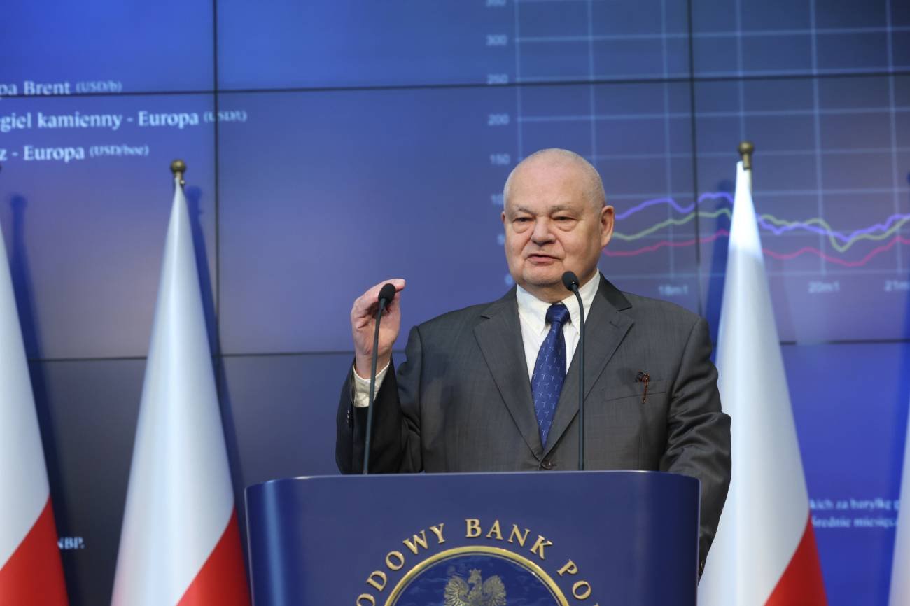 Konferencja Adama Glapińskiego. Tłumaczy, dlaczego RPP obniżyła stopy procentowe.