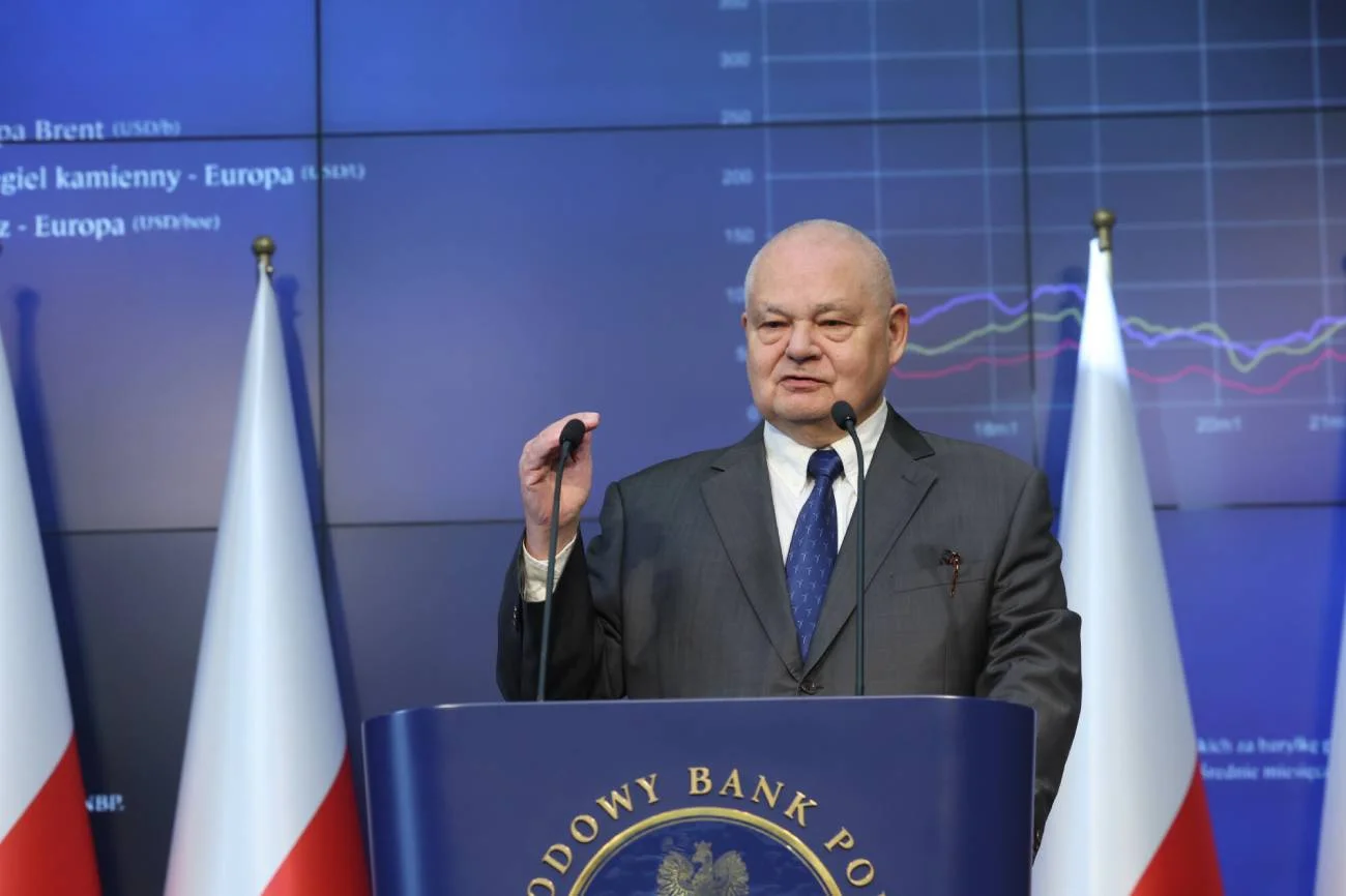 Konferencja Adama Glapińskiego. Tłumaczy, dlaczego RPP obniżyła stopy procentowe.