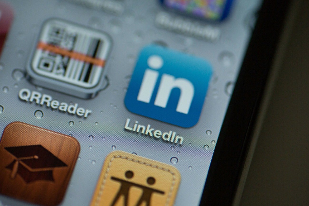 Ikonka LinkedIn na ekranie telefonu.