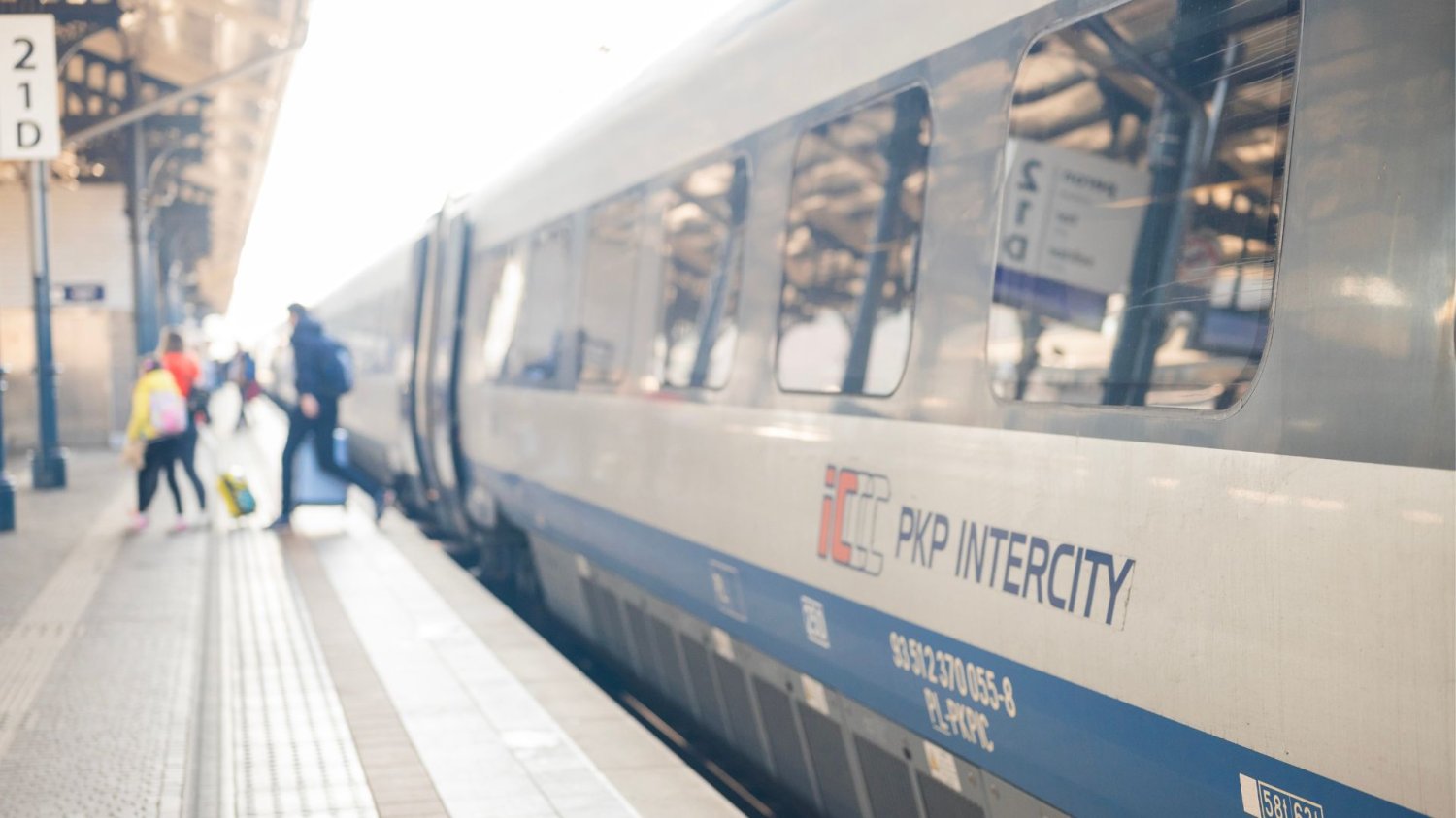 Pociąg PKP Intercity przy peronie. PKP Intercity krytykowane przez posła PiS. Dwie klasy to przeżytek, ma być luksus