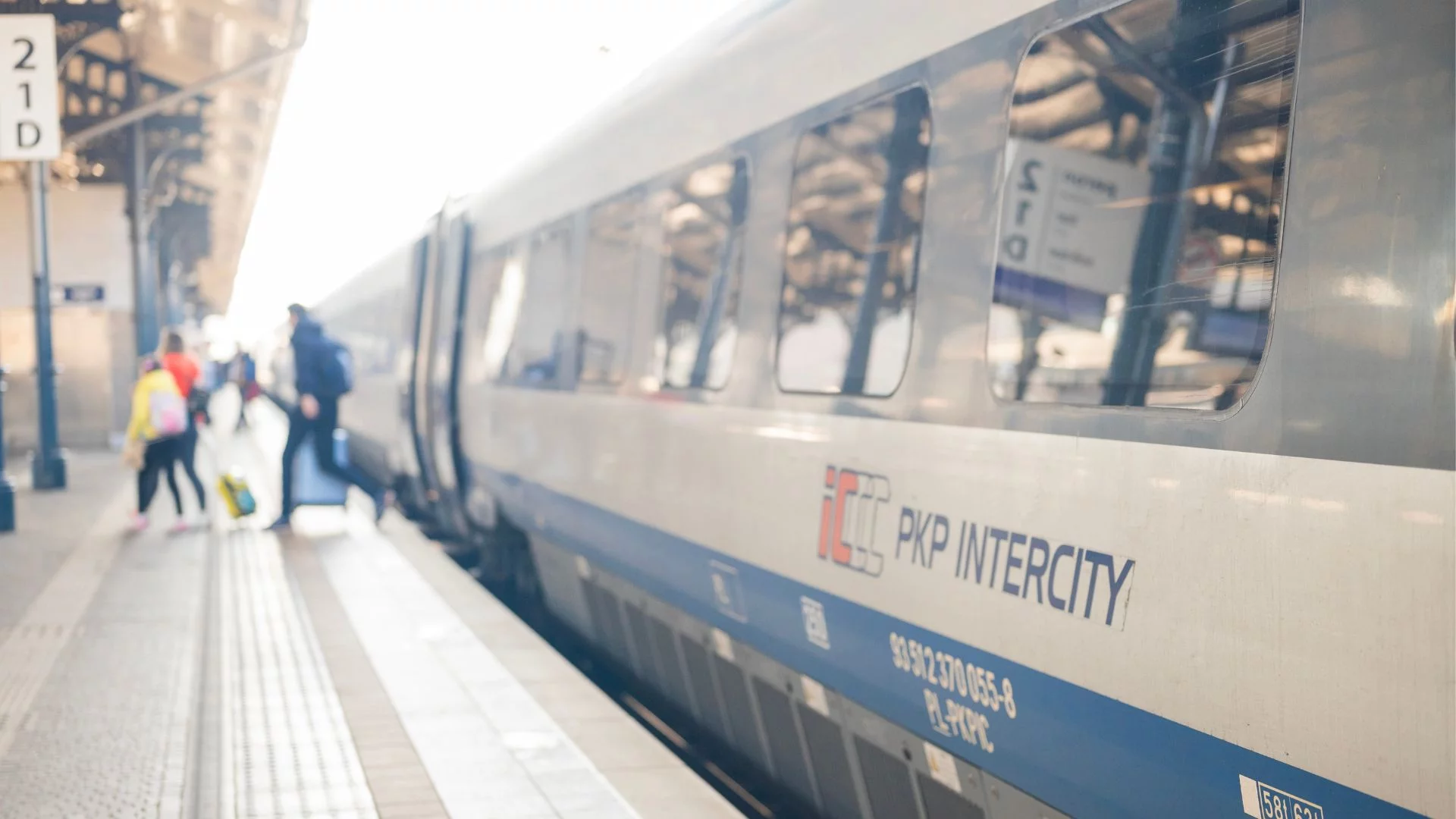 PKP Intercity w ogniu krytyki. Poseł PiS chce więcej klas w pociągach