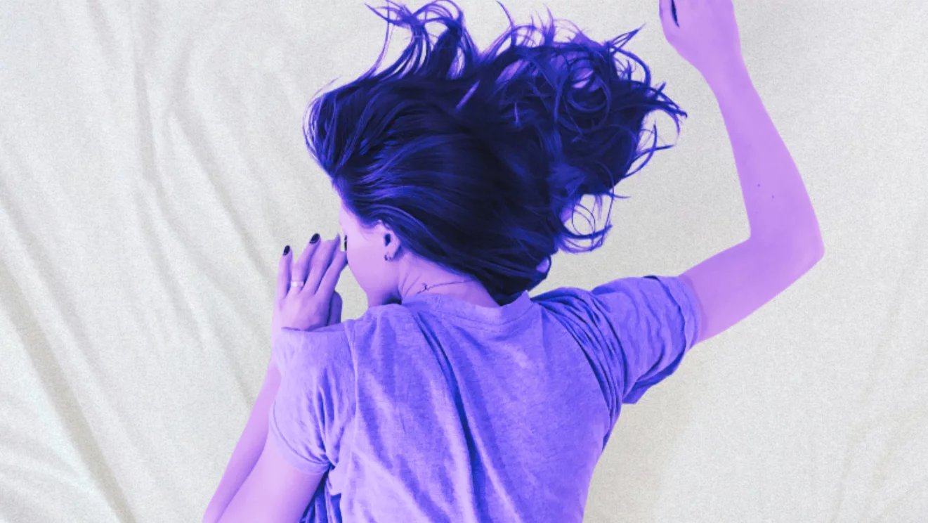 Wystarczy, że będziesz kładł się o tej samej porze. Naukowe korzyści regularnego snu. Kobieta śpi na brzuchu na łóżku. Regularny sen to wiele korzyści dla zdrowia.