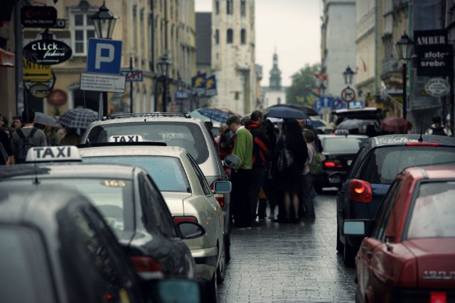 Sąd Rejonowy w Krakowie Krowodrzy wydał pierwszy prawomocny wyrok wobec kierowcy Ubera, w którym potwierdził, że oskarżony nie mógł oferować swoich usług klientom bez ważnej licencji taksówkarskiej