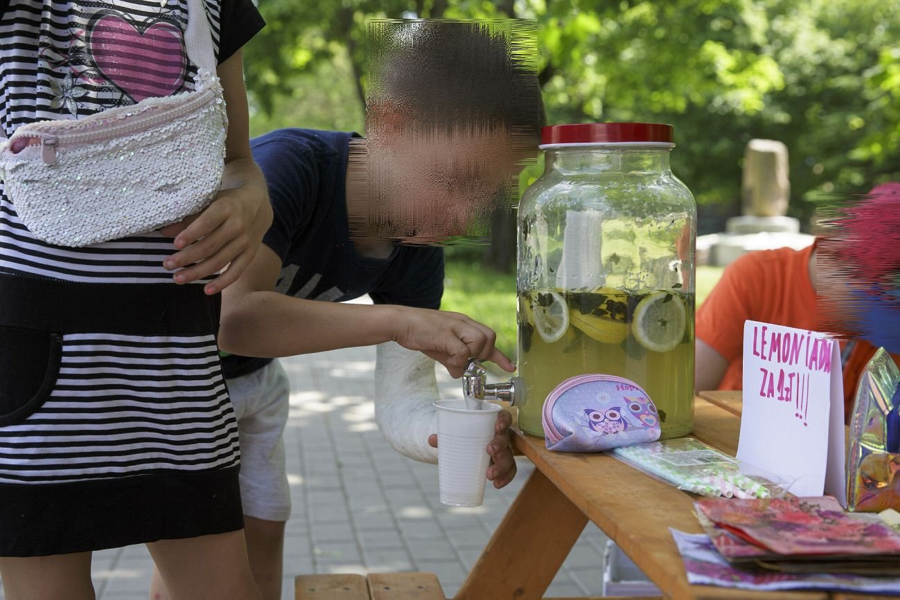 Sprzedawanie lemoniady na osiedlach i w parkach to ostatnio modny sposób na uczenie dzieci przedsiębiorczości.