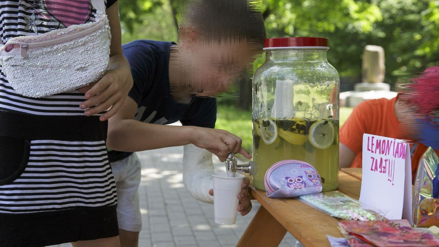Sprzedawanie lemoniady na osiedlach i w parkach to ostatnio modny sposób na uczenie dzieci przedsiębiorczości.