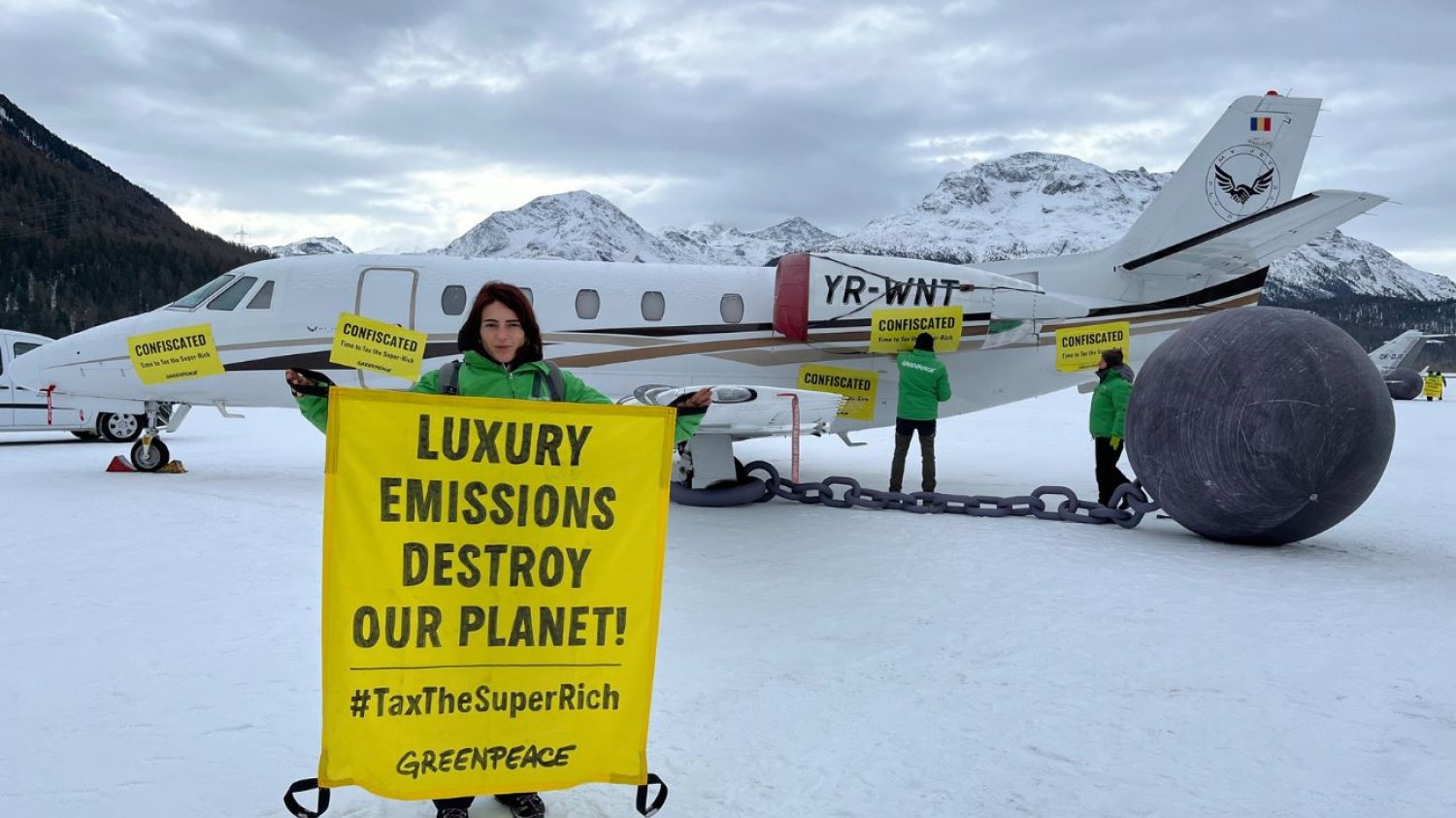 Aktywiści Greenpeace symbolicznie skonfiskowali prywatne odrzutowce gości forum, zwracając uwagę na udział najbogatszych w pogłębianiu kryzysu klimatycznego.