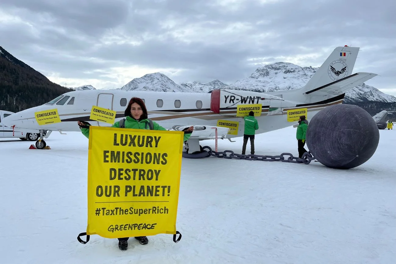 Aktywiści Greenpeace symbolicznie skonfiskowali prywatne odrzutowce gości forum, zwracając uwagę na udział najbogatszych w pogłębianiu kryzysu klimatycznego.