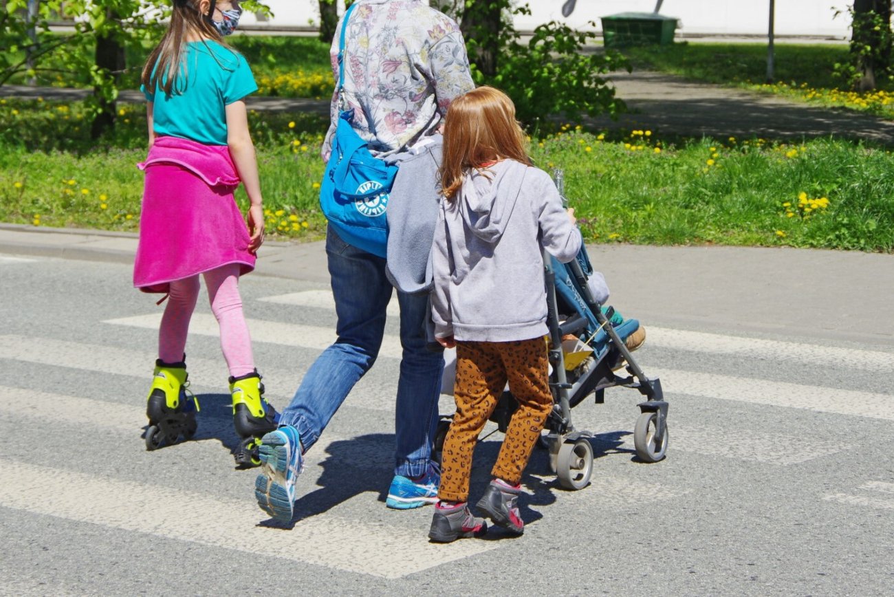Matka z dziećmi na spacerze