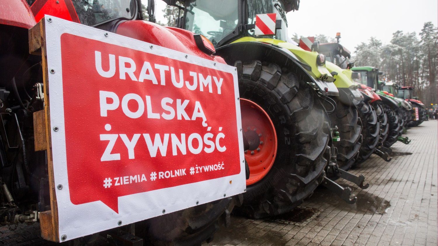 Niemiecka prasa: polscy rolnicy zablokują przyjęcie Ukrainy do UE? Protest rolników. Pojazdy rolnicze stojące na ulicy.