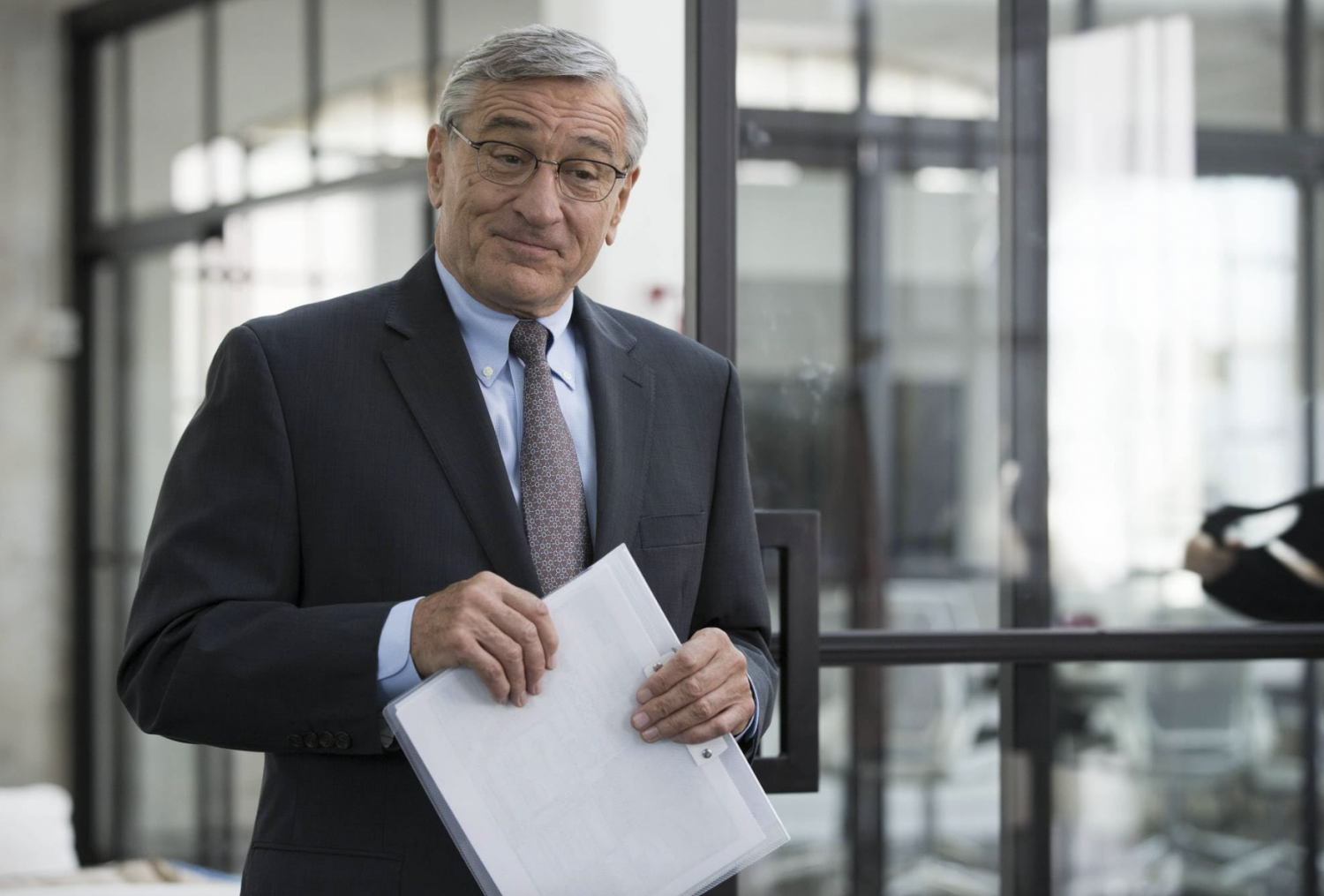 Screen z filmu "Praktykant"