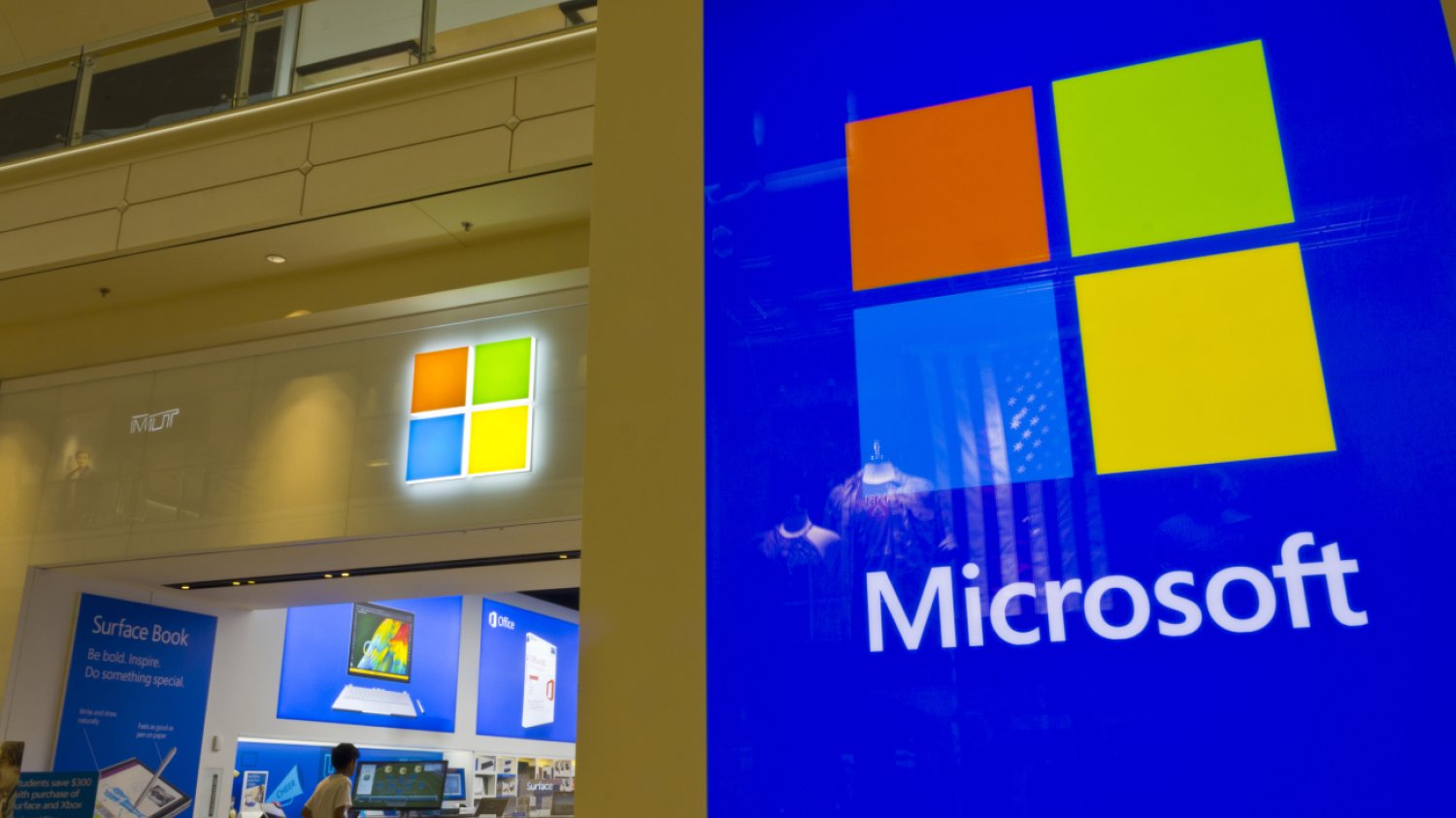 Stoisko z logo Windowsa na targach technologicznych.