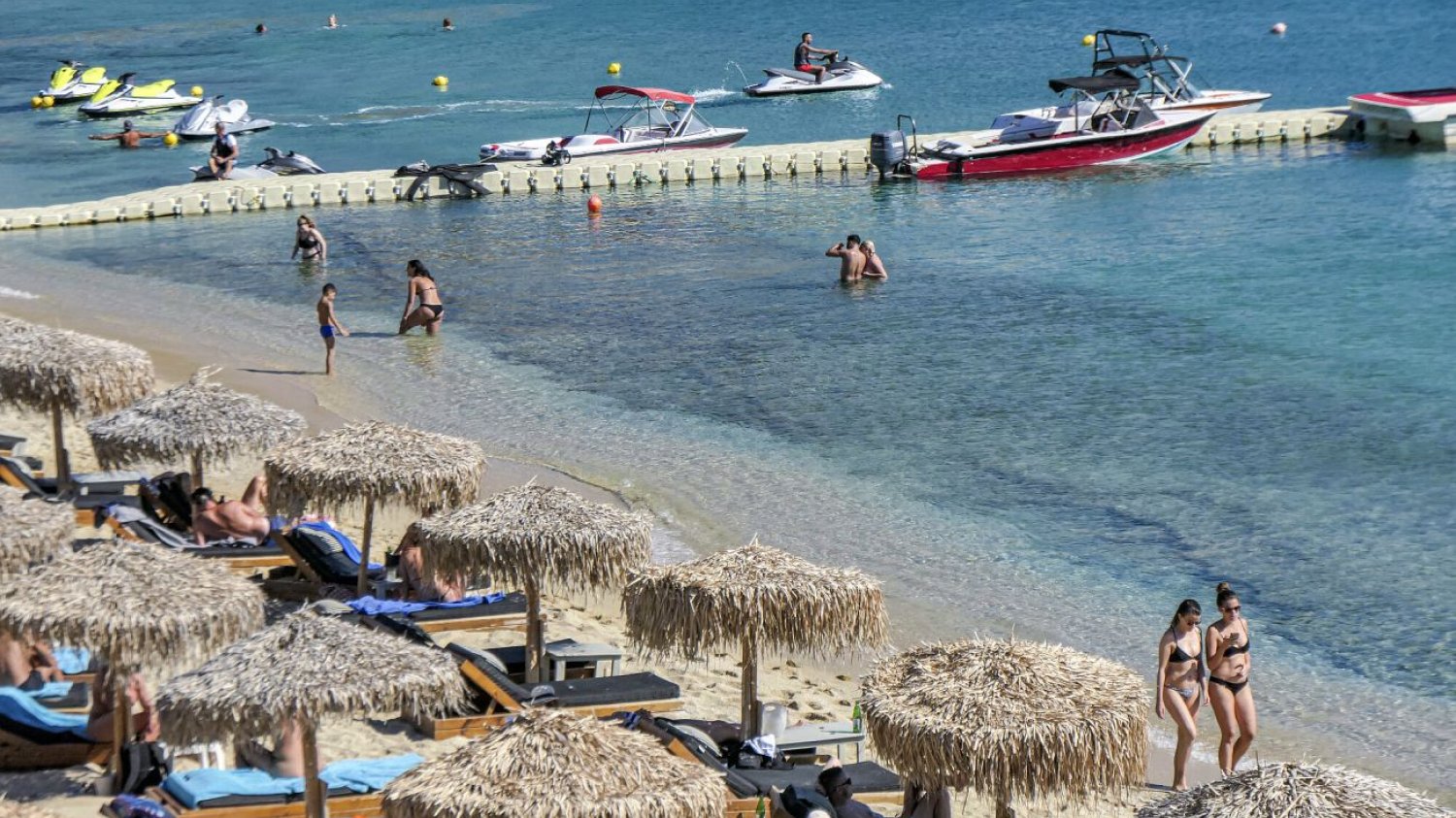 Na greckich plażach można łatwo naciąć się na "darmowy" leżak po zamówieniu drinka
