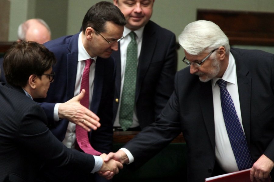 Członkowie gabinetu premier Beaty Szydło zostali nagrodzeni stosunkowo skromną premią: 7500 zł.