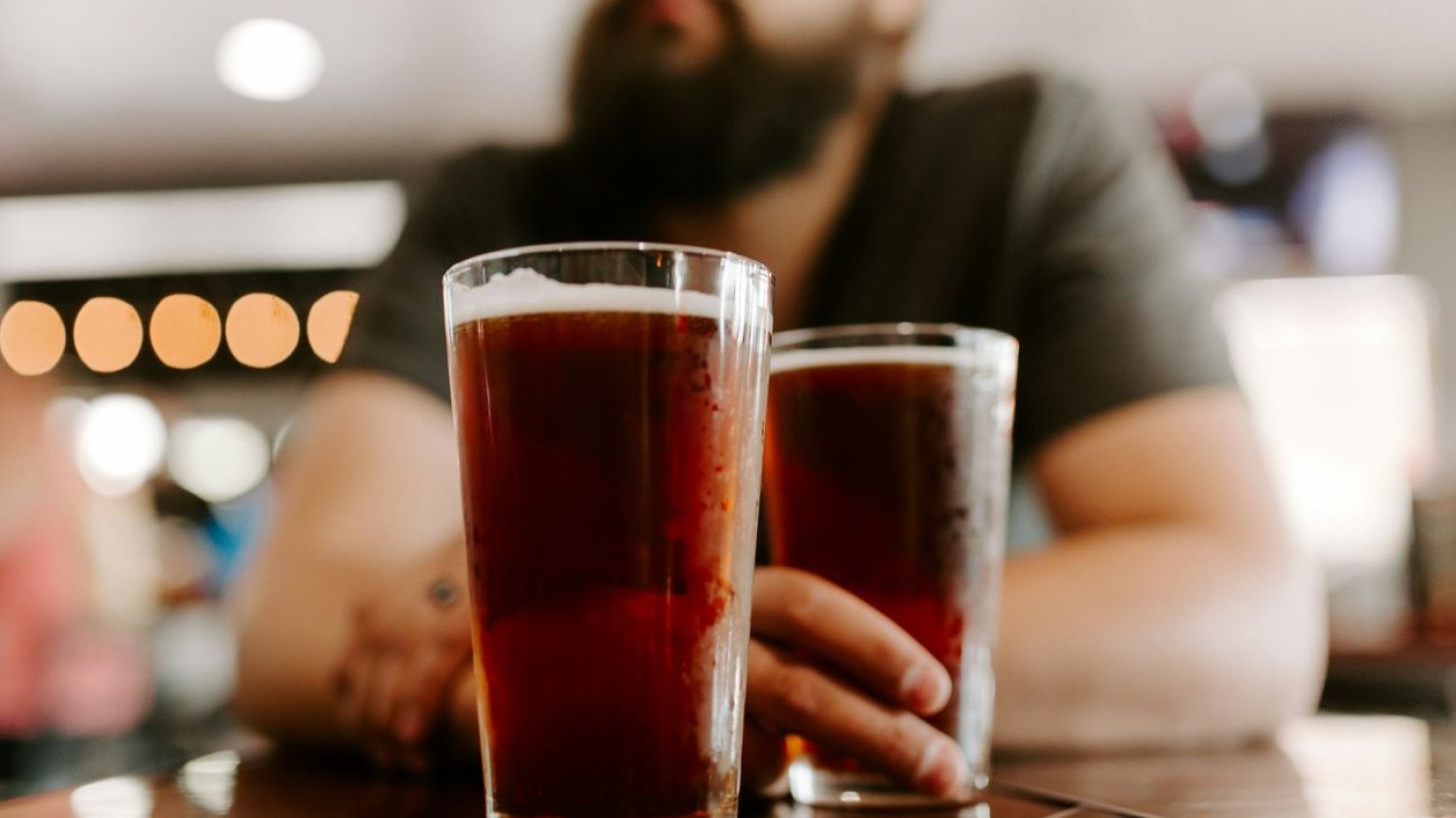 Alkohol coraz częstszą przyczyną zwolnień. Eksperci biją na alarm