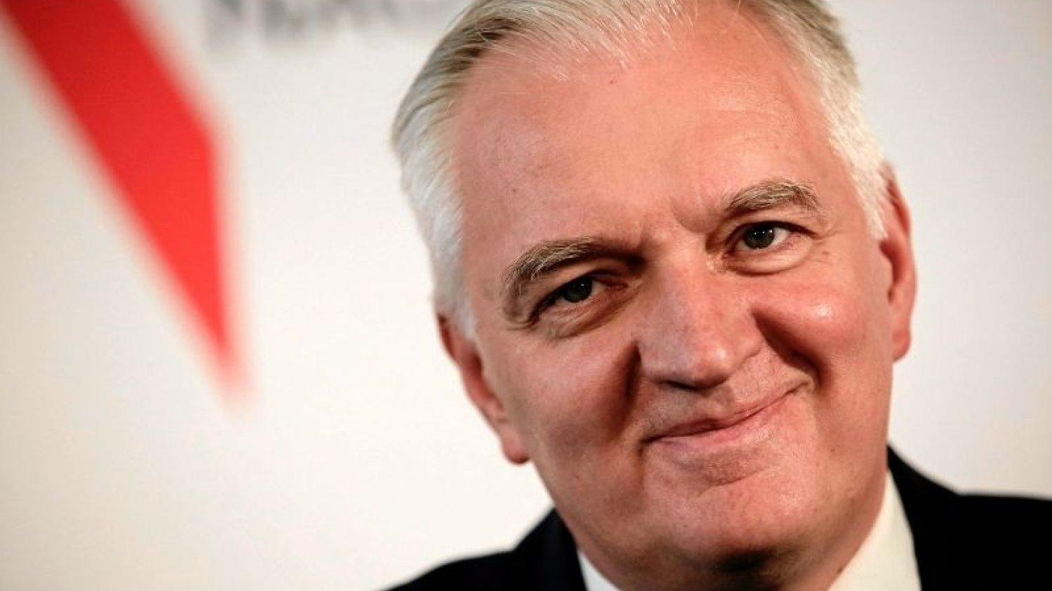 Wicepremier i minister rozwoju Jarosław Gowin stwierdził, że wprowadzone przez rząd ograniczenia to niezbędne minimum.