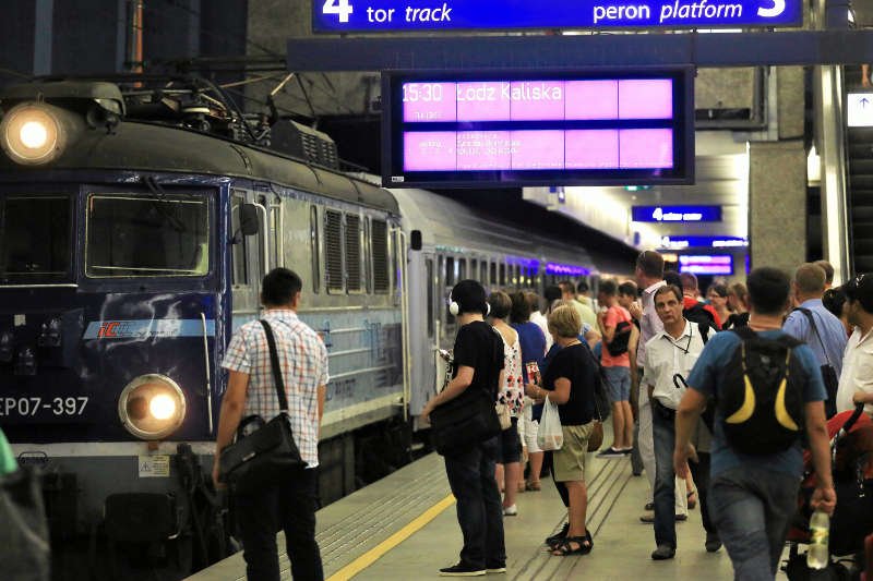 Syntezator mowy zapowiada pociągi na Dworcu Centralnym w Warszawie – na razie na próbę.