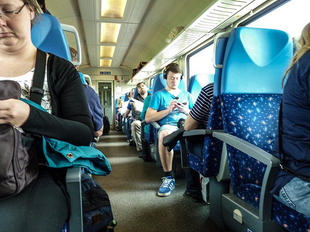 Załatwianie służbowych spraw w drodze do pracy, powinno być płatne, przekonują badacze