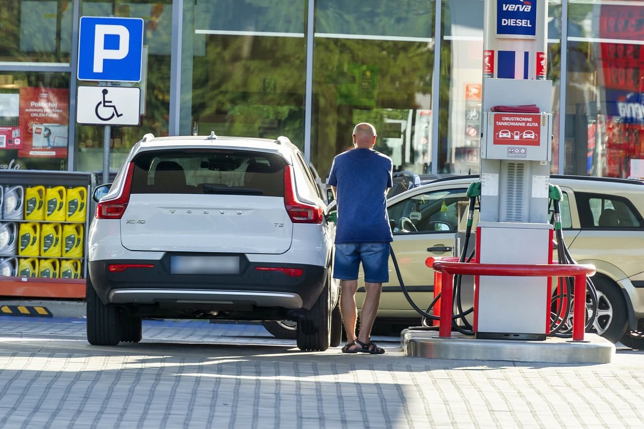 Ceny paliw na polskich stacjach oderwały się od rzeczywistości. Wiemy jak bardzo
