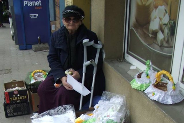 Pani Marianna z Radomia sprzedawała własnoręcznie dziergane serwetki na jednym z radomskich targowisk