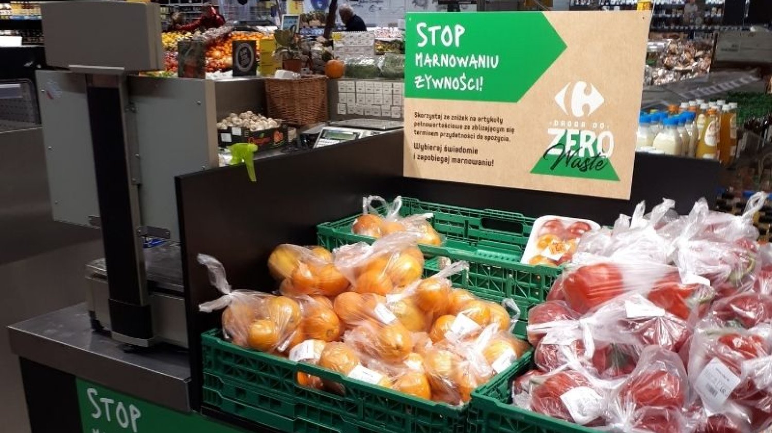 W Carrefourach w całej Polsce pojawiły się półki "Stop Marnowaniu Żywności".