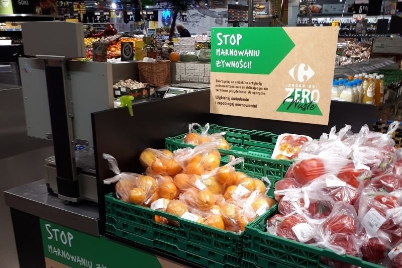 W Carrefourach w całej Polsce pojawiły się półki "Stop Marnowaniu Żywności".