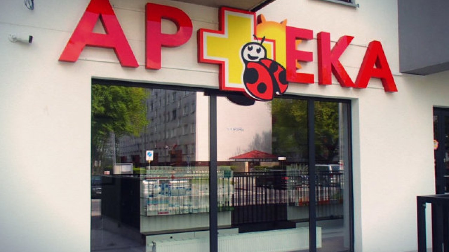 We Wrocławiu pojawiła się apteka nawiązująca swoim logo do Biedronki
