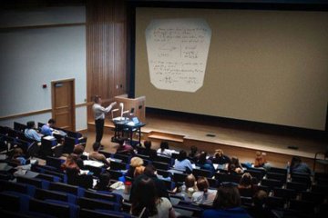 Pewien wykładowca ze Stanów Zjednoczonych przygotowuje swoim studentom egzaminy, wykazując się przy tym poczuciem humoru i miłością do dziedzin niezwiązanych z egzaminowaną na uczelni wiedzą.