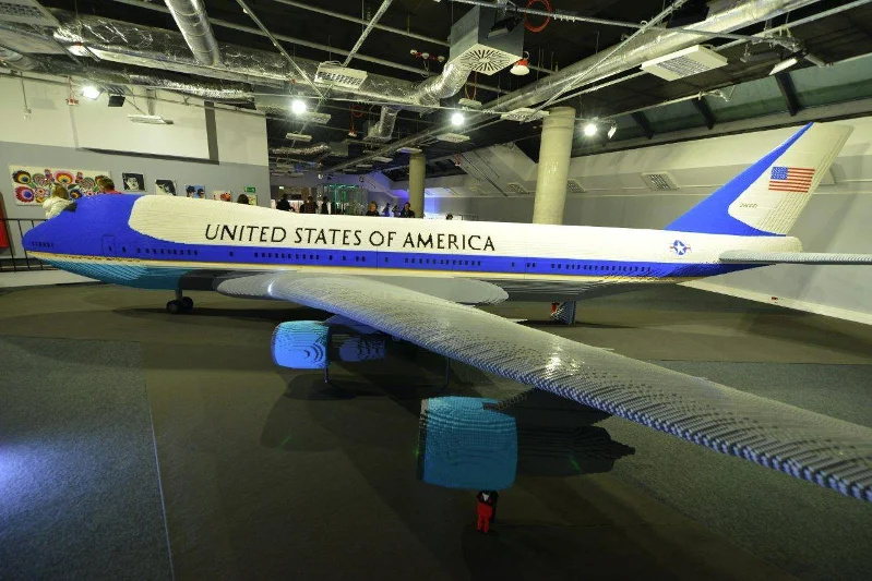 Prezentowany na stadionie PGE Narodowy samolot to największa na świecie rekonstrukcja Air Force One zbudowana z klocków Lego, a zarazem największy samolot na świecie, jaki z nich powstał