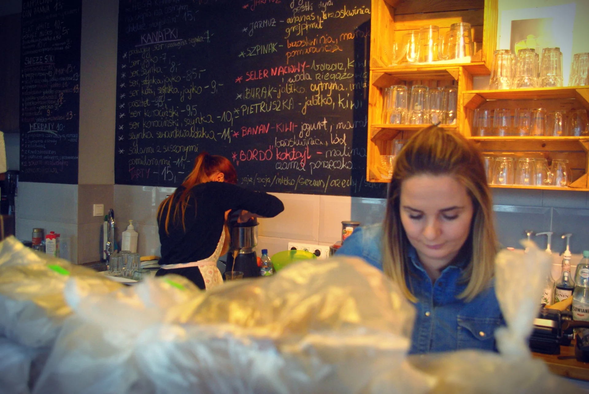 Ania Kondeja mówi: 6 złotych za espresso i 10 złotych za latte, to średnie ceny w Warszawie. Klienci są skłonni tyle zapłacić