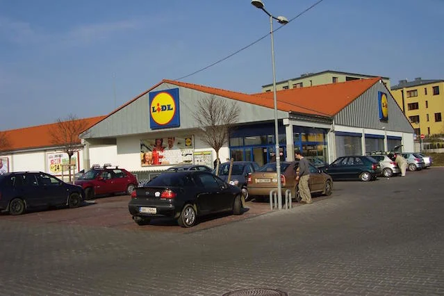 Parkując przy Lidlu, trzeba mieć oczy dookoła głowy.