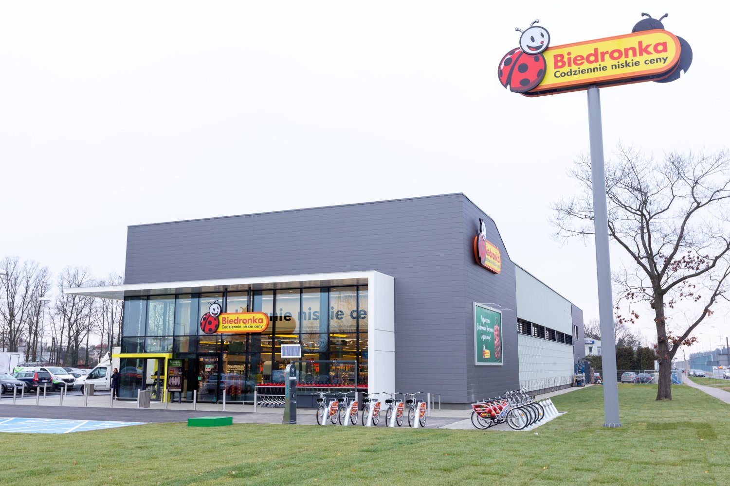 Biedronka wprowadza do swojej oferty maseczki.