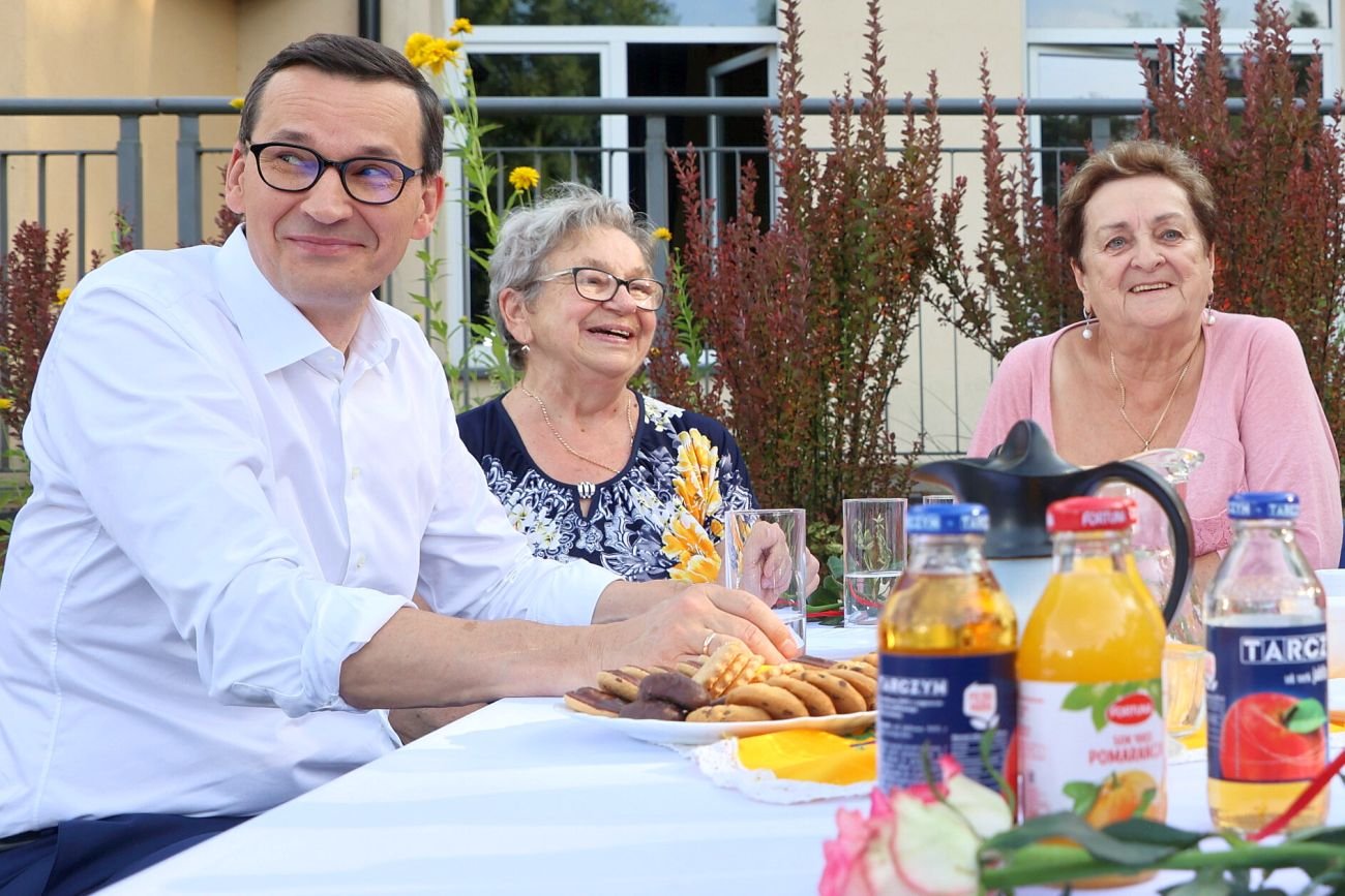 Premier Morawiecki skupia się ostatnio na przekonywaniu seniorów, że pod rządami PiS żyje im się świetnie