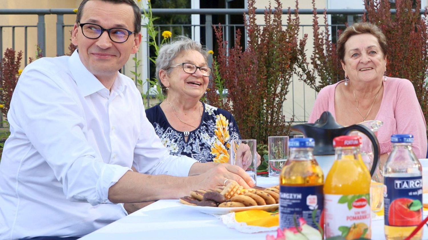 Premier Morawiecki skupia się ostatnio na przekonywaniu seniorów, że pod rządami PiS żyje im się świetnie