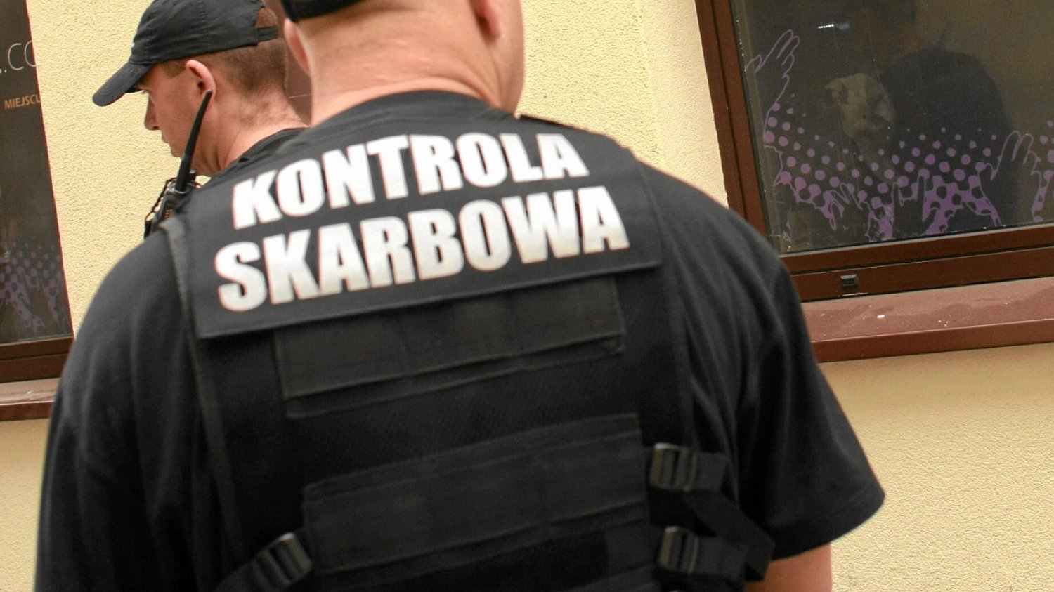 Funkcjonariusz KAS podczas nalotu.
