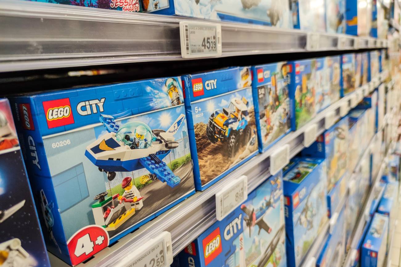 Sklep z zabawkami. Na półce zestawy klocków Lego City.