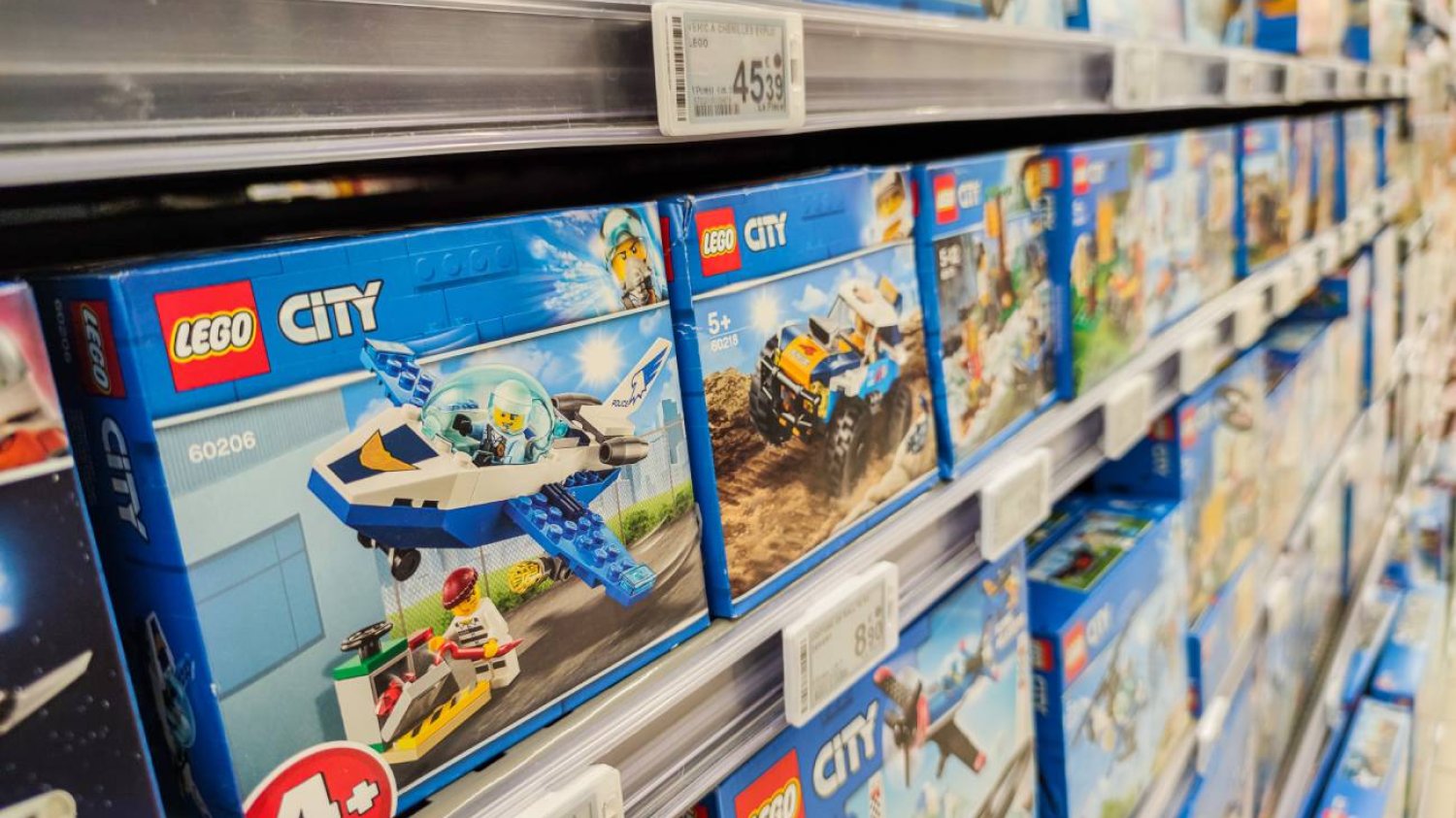 Sklep z zabawkami. Na półce zestawy klocków Lego City.