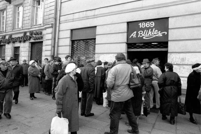 Cukiernia Bliklego na Nowym Świecie w Warszawie, 1992 rok, kolejki w Tłusty Czwartek.