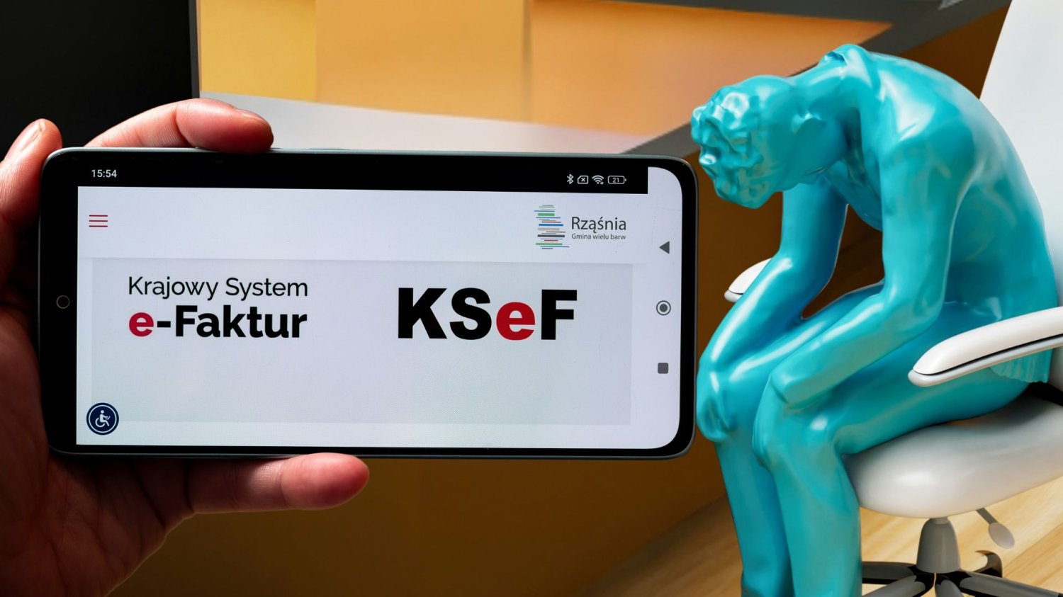 KSeF w samorządach i spółdzielniach. Cyfrowa innowacja, która stała się księgowym koszmarem. Logowanie się do KSeF, przeciążony pracownik.