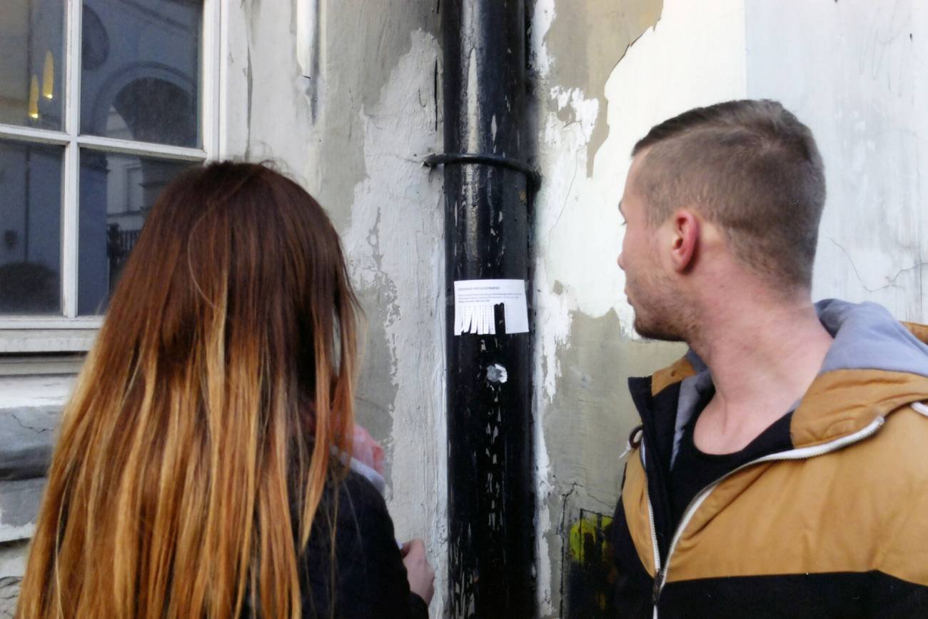 Młodzi ludzie szukają mieszkania