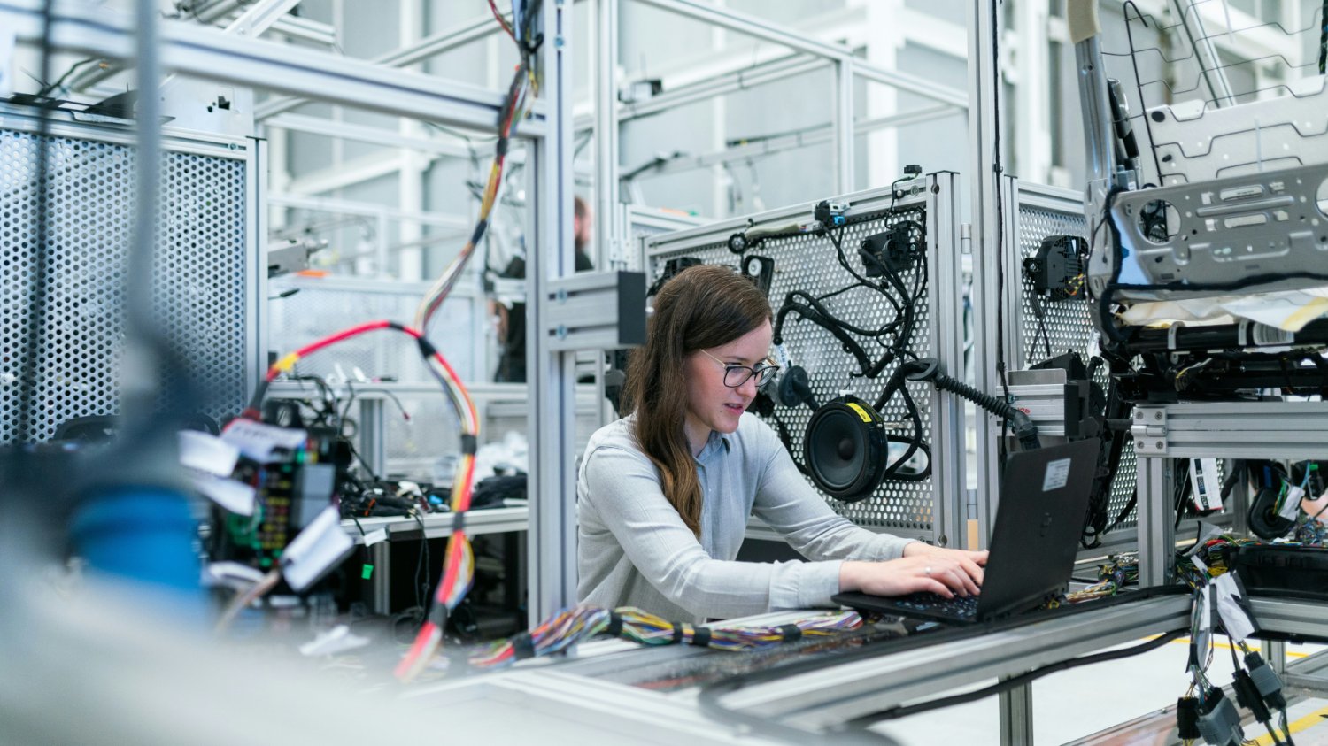 Kobieta przeprowadza test w fabryce. Przełomowa technologia powstaje w Polsce