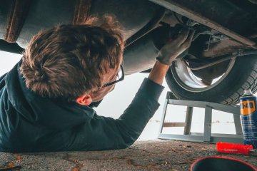 Polacy coraz więcej wydają na mechaników samochodowych. Nie stać ich na kupno innych aut, więc ciągle naprawiają stare