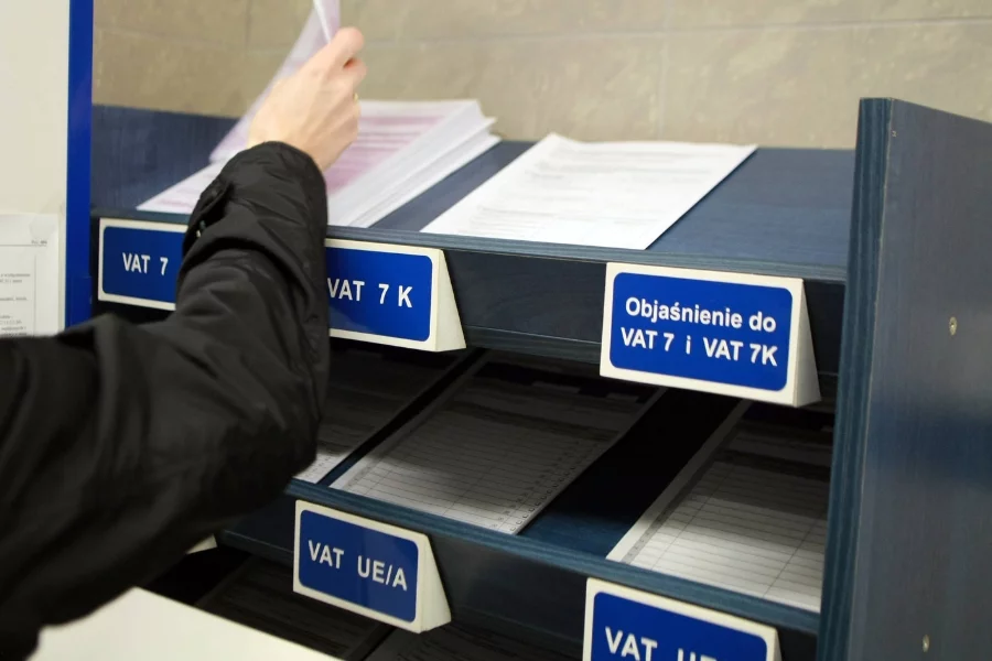 Nadgorliwość urzędników wynika z presji, pod jaką pracują w ostatnich latach - twierdzą eksperci.