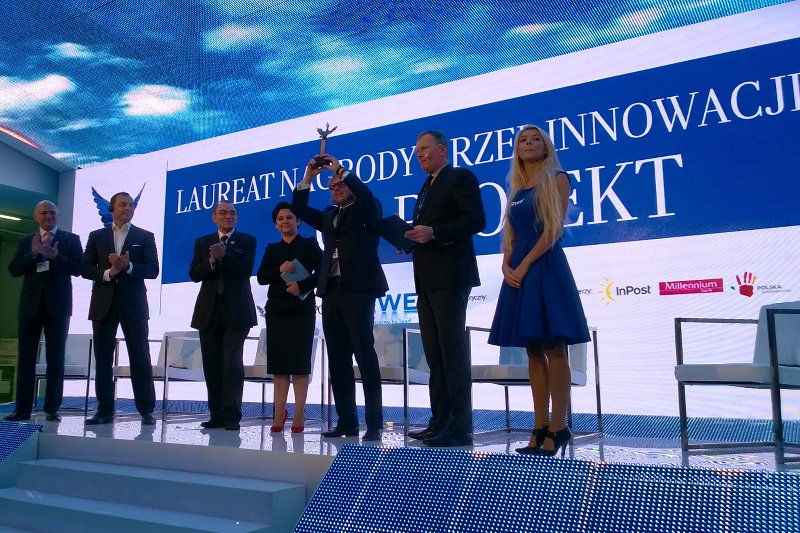 Krzysztof Kilian, członek Rady Nadzorczej laureata tegorocznej edycji „Orła Innowacji” firmy CD Projekt tuż po odebraniu statuetki.