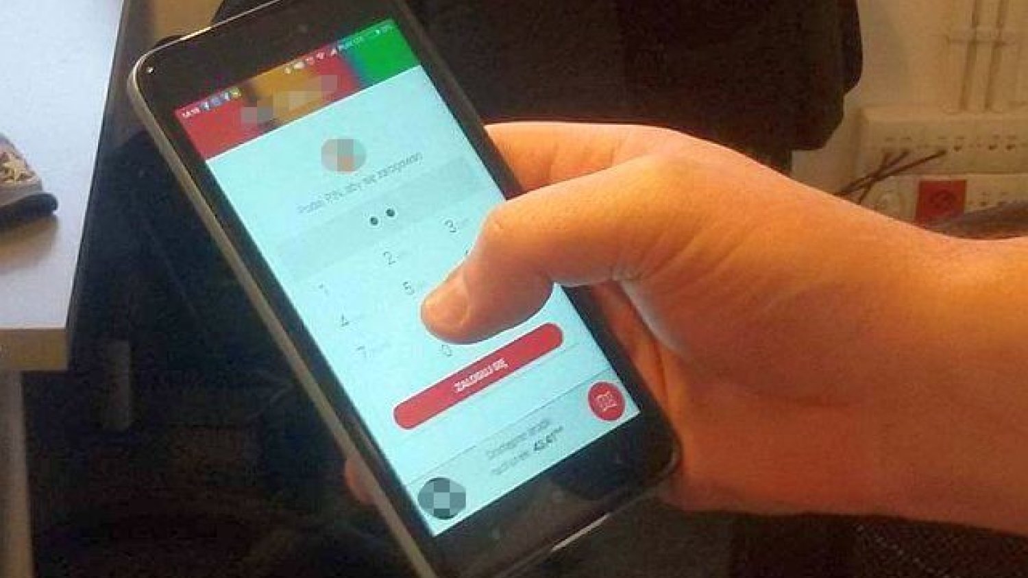 Wpisując PIN w telefonie, przechylamy go w specyficzny sposób, a palce w określony sposób zasłaniają światło docierające do czujnika oświetlenia.