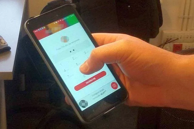 Wpisując PIN w telefonie, przechylamy go w specyficzny sposób, a palce w określony sposób zasłaniają światło docierające do czujnika oświetlenia.