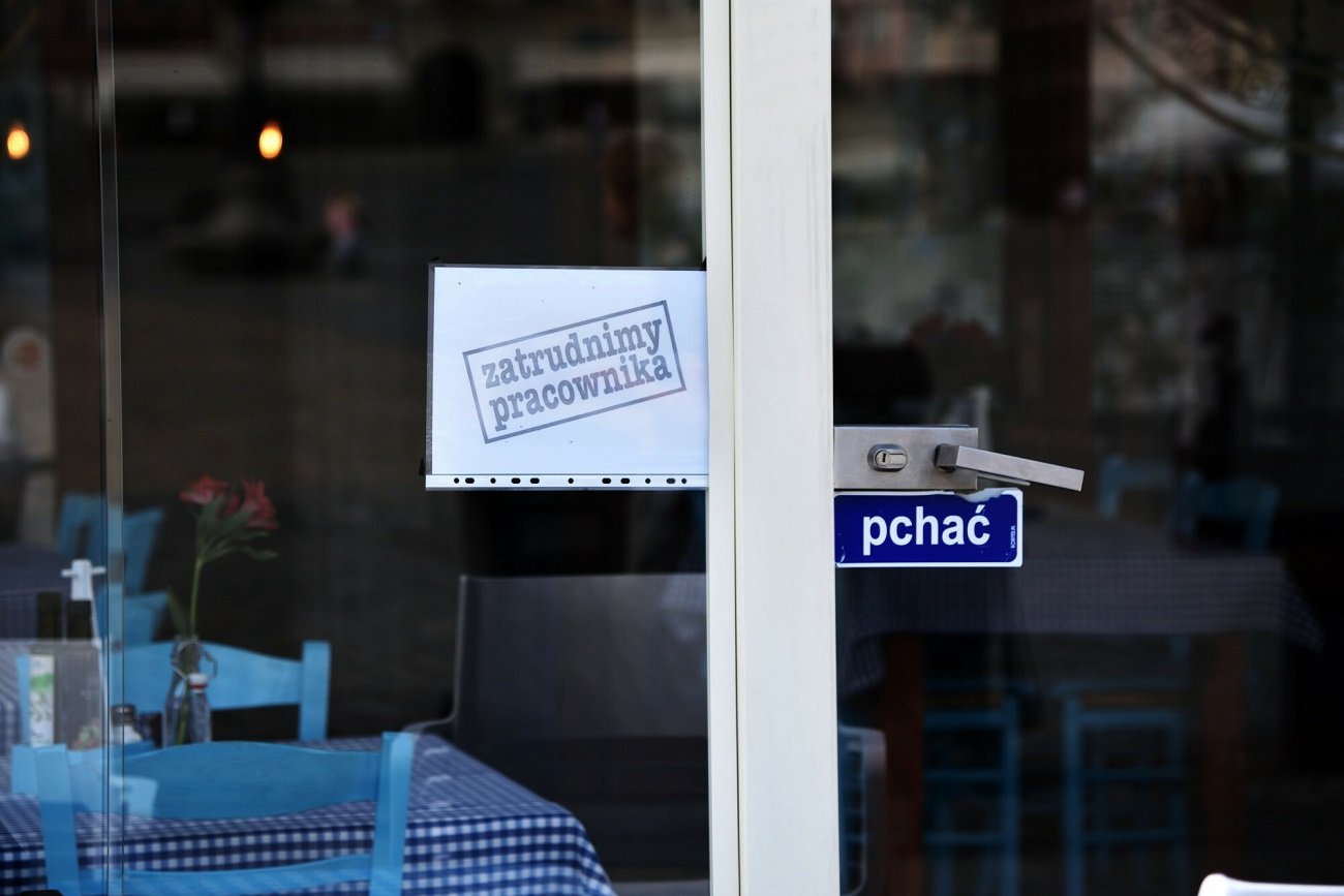 Ogłoszenie na drzwiach restaruacji.