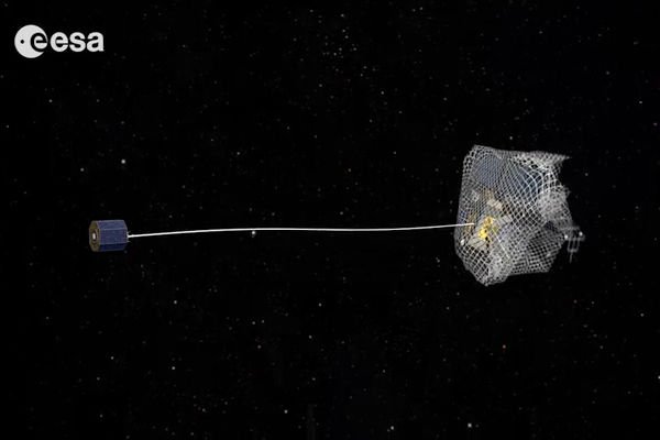 Wizualizacja chwytania śmieci w kosmosie w siatkę.